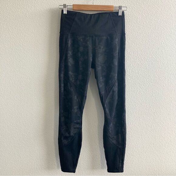 Athleta Moonlight Precision Mesh Floral Camo 7/8 Leggings - Picture 4 of 11